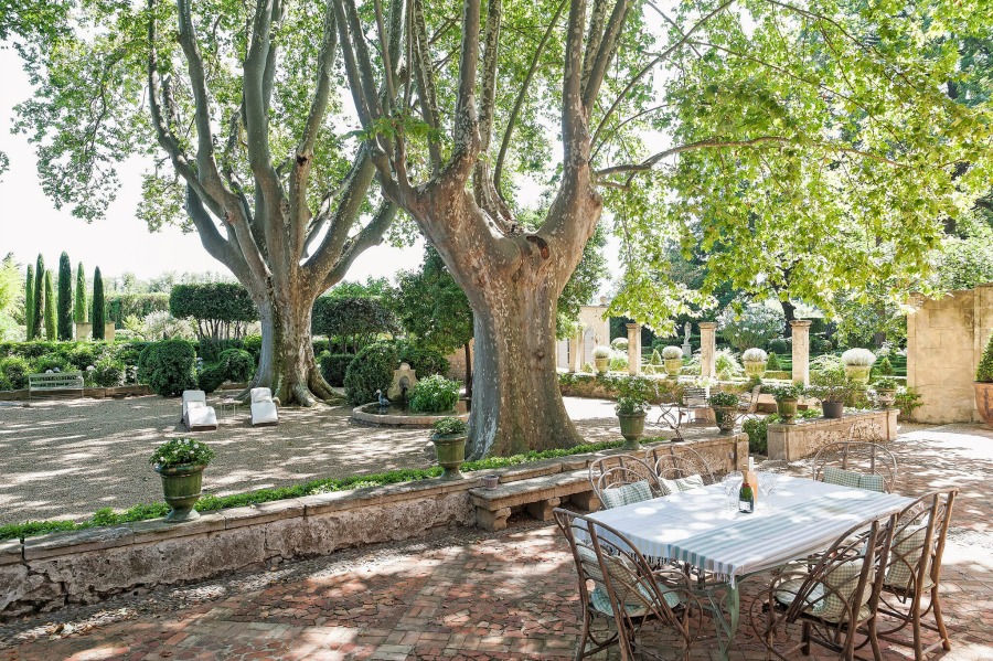 Rustic and elegant: Provençal home, European farmhouse, French farmhouse, and French country design inspiration from Château Mireille. Photo: Haven In. South of France 18th century Provence Villa luxury vacation rental near St-Rémy-de-Provence.