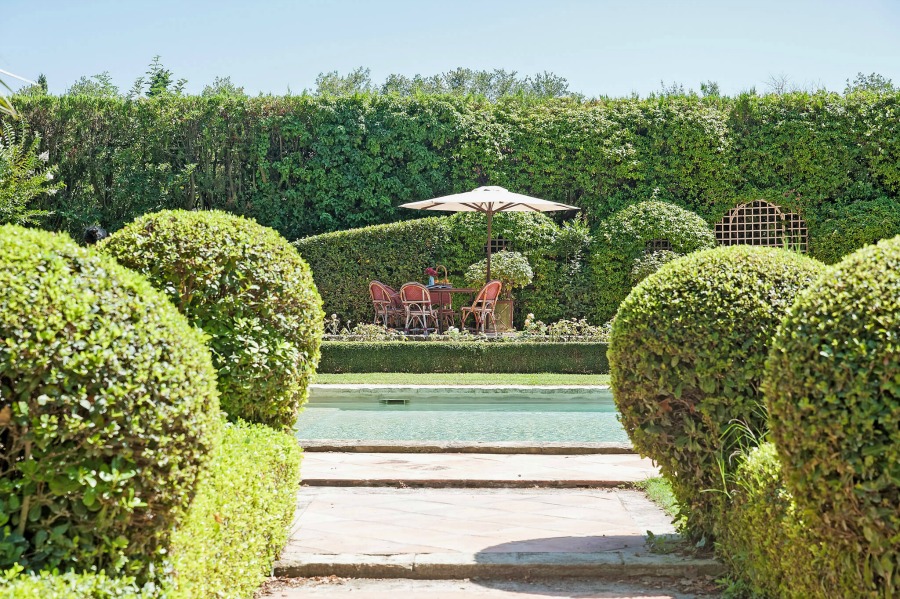 Rustic and elegant: Provençal home, European farmhouse, French farmhouse, and French country design inspiration from Château Mireille. Photo: Haven In. South of France 18th century Provence Villa luxury vacation rental near St-Rémy-de-Provence.