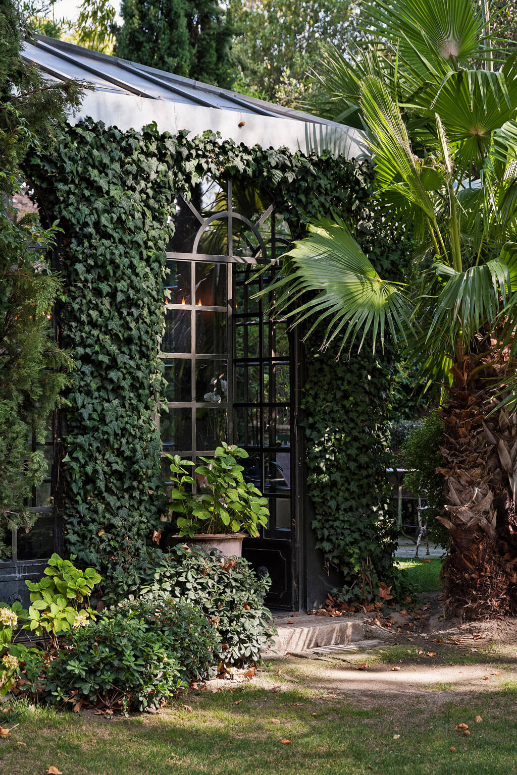 Inspiring interiors, gardens, and art within this restored French chateau Avignon Hotel Particulier. The Serenity Suite is available to book through Haven In...come take a peek! #frenchchateau #avignon #provence #provencal #housetour #french #home #mansion #luxuryhotel #luxuryhome