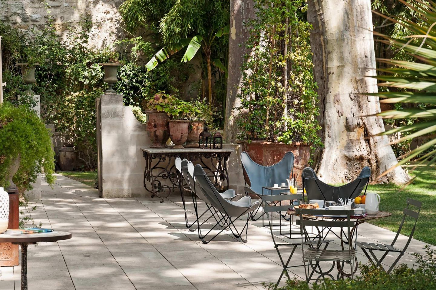 Inspiring interiors, gardens, and art within this restored French chateau Avignon Hotel Particulier. The Serenity Suite is available to book through Haven In...come take a peek! #frenchchateau #avignon #provence #provencal #housetour #french #home #mansion #luxuryhotel #luxuryhome