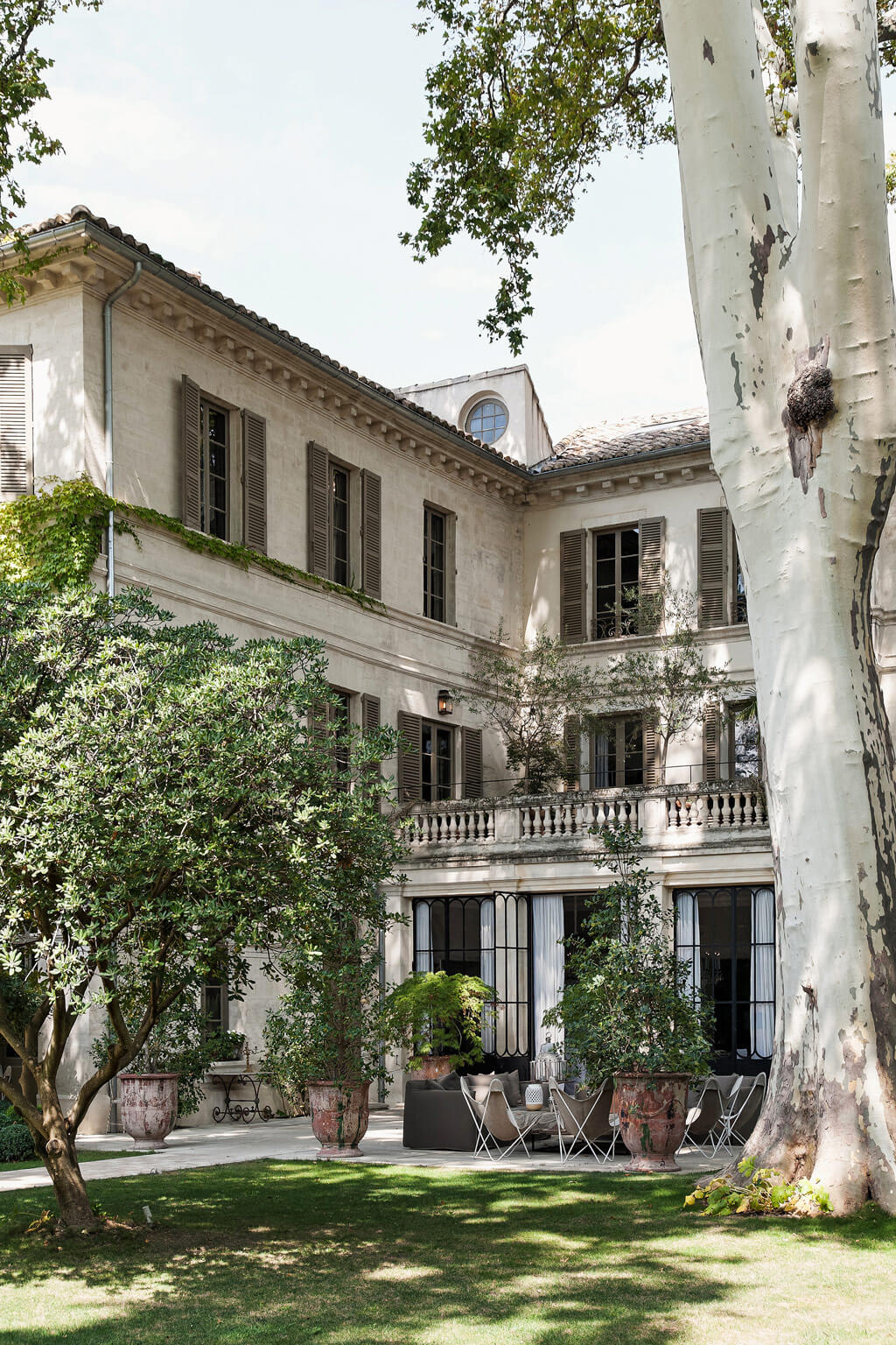 Beautiful French country garden inspiration from a luxurious property in the South of France. Breathtaking 19th century restored French chateau with largest private garden in Avignon. Avignon Hôtel Particulier. Photo: Haven In.