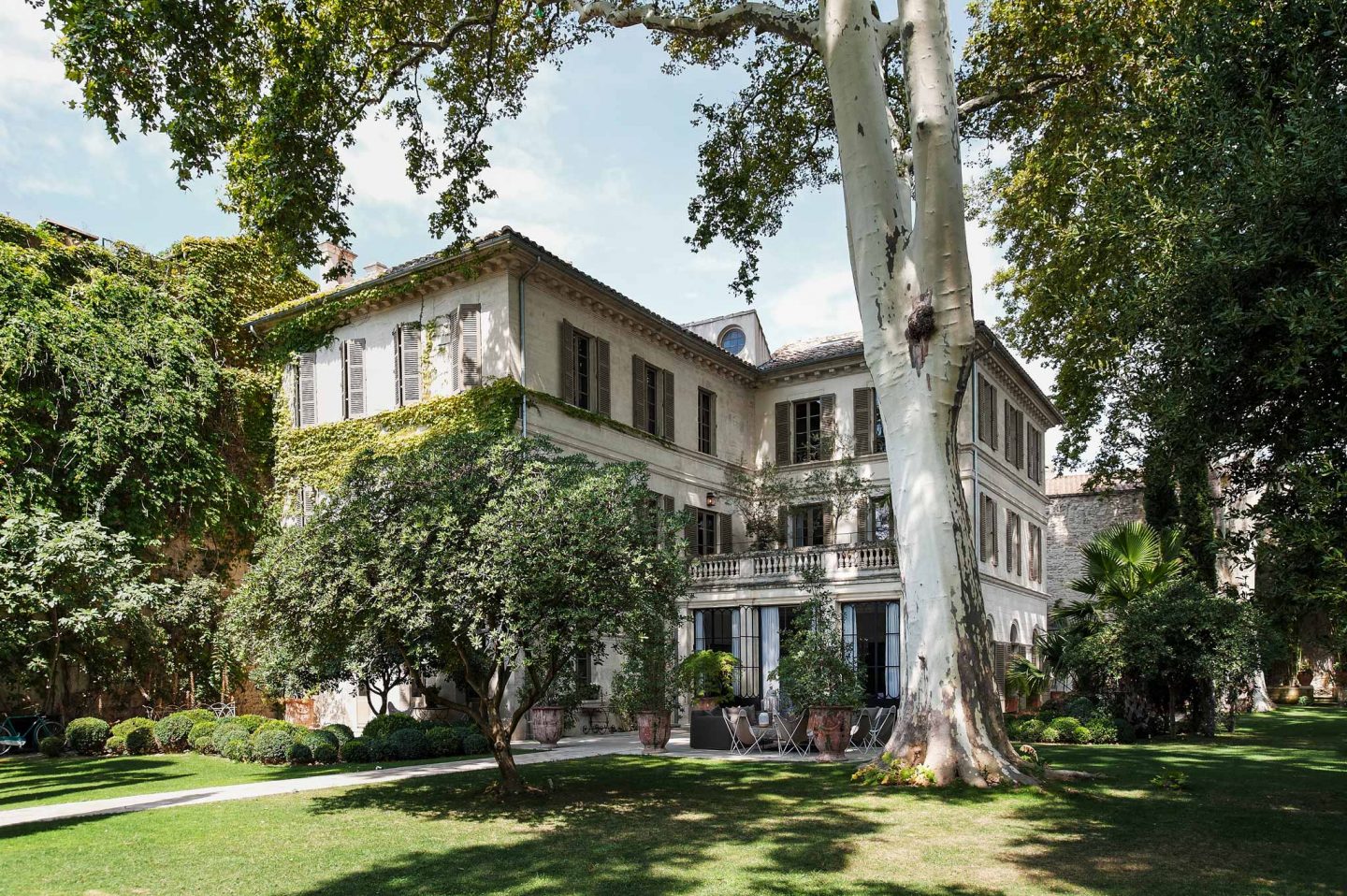 French country mansion facade. Beautiful French country garden inspiration from a luxurious property in the South of France. Breathtaking 19th century restored French chateau with largest private garden in Avignon. Avignon Hôtel Particulier. Photo: Haven In.