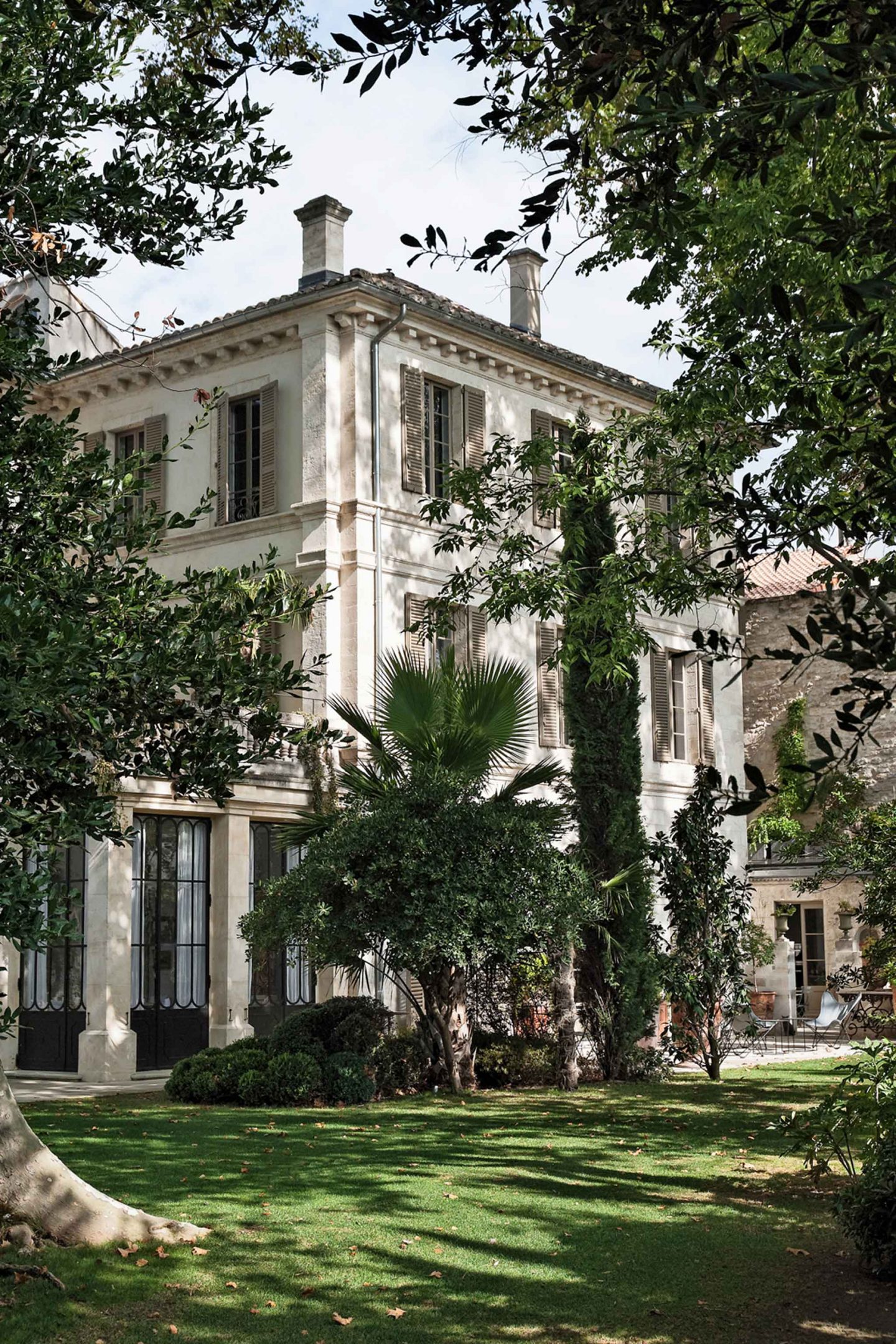 Beautiful French country garden inspiration from a luxurious property in the South of France. Breathtaking 19th century restored French chateau with largest private garden in Avignon. Avignon Hôtel Particulier. Photo: Haven In.