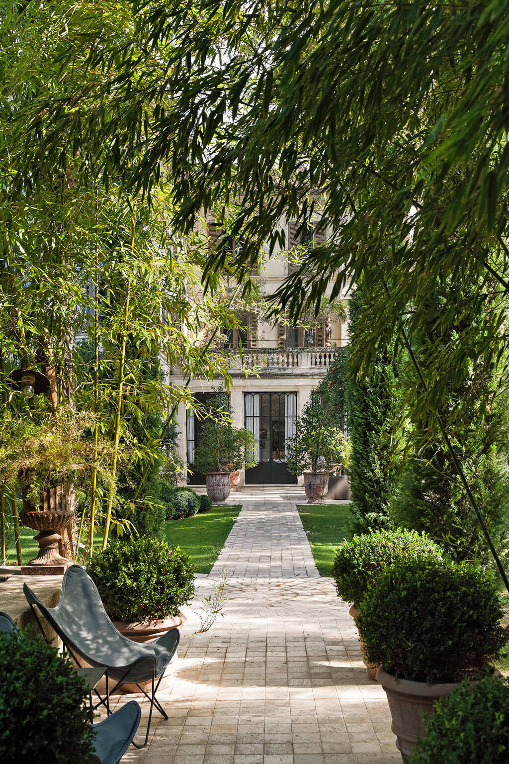 Beautiful French country garden inspiration from a luxurious property in the South of France. Breathtaking 19th century restored French chateau with largest private garden in Avignon. Avignon Hôtel Particulier. Photo: Haven In.