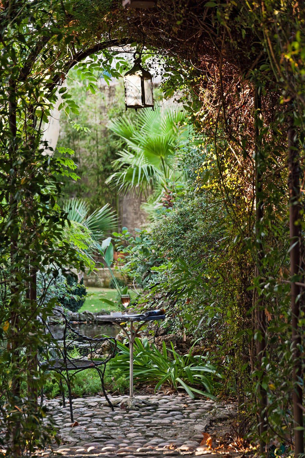 Beautiful French country garden inspiration from a luxurious property in the South of France. Breathtaking 19th century restored French chateau with largest private garden in Avignon. Avignon Hôtel Particulier. Photo: Haven In.