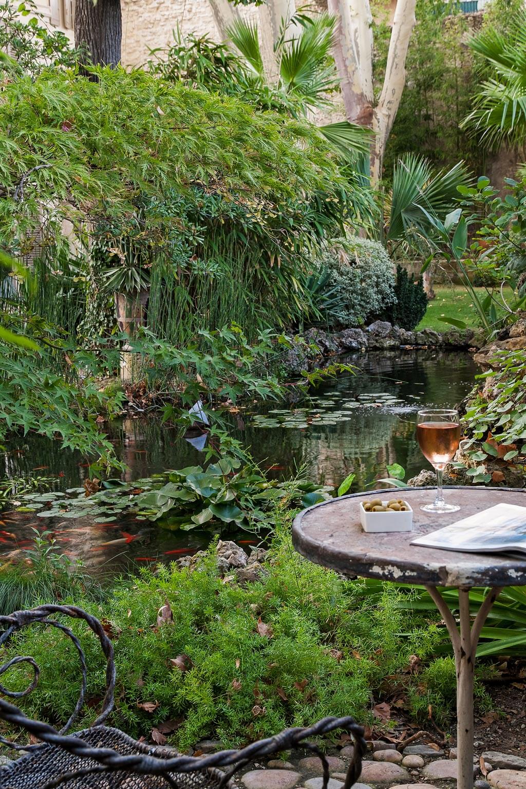 Beautiful French country garden inspiration from a luxurious property in the South of France. Breathtaking 19th century restored French chateau with largest private garden in Avignon. Avignon Hôtel Particulier. Photo: Haven In.