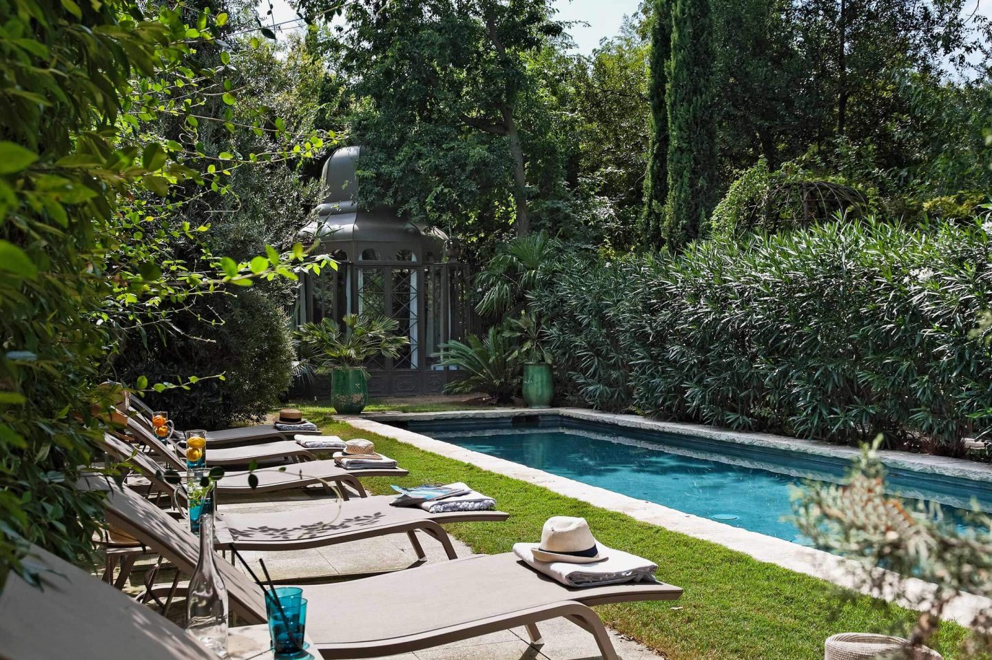 Luxurious pool. Beautiful French country garden inspiration from a luxurious property in the South of France. Breathtaking 19th century restored French chateau with largest private garden in Avignon. Avignon Hôtel Particulier. Photo: Haven In.