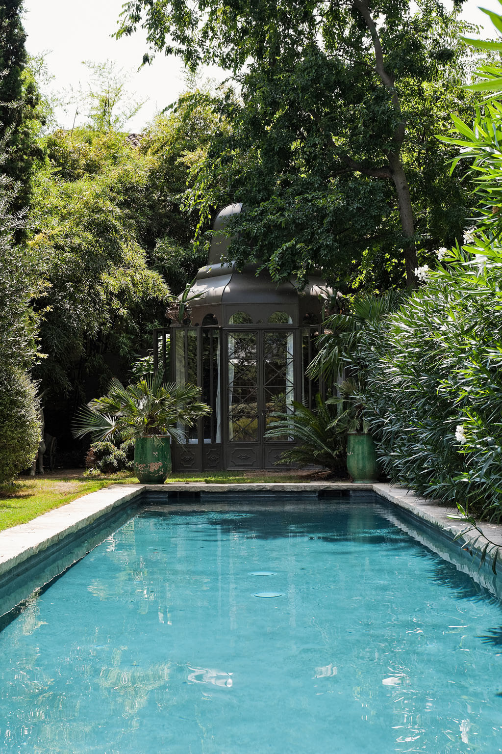 Gazebo and pool. Beautiful French country garden inspiration from a luxurious property in the South of France. Breathtaking 19th century restored French chateau with largest private garden in Avignon. Avignon Hôtel Particulier. Photo: Haven In.