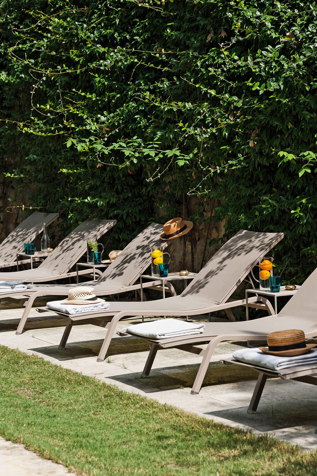 Provencal lounging. Beautiful French country garden inspiration from a luxurious property in the South of France. Breathtaking 19th century restored French chateau with largest private garden in Avignon. Avignon Hôtel Particulier. Photo: Haven In.