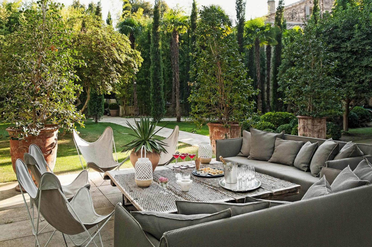 Beautiful French country garden inspiration from a luxurious property in the South of France. Breathtaking 19th century restored French chateau with largest private garden in Avignon. Avignon Hôtel Particulier. Photo: Haven In.