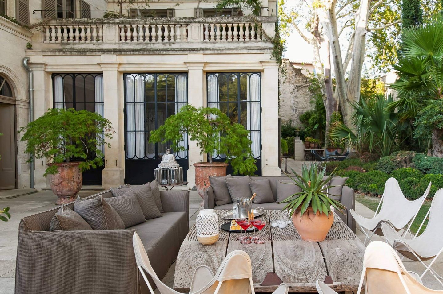 Beautiful French country garden inspiration from a luxurious property in the South of France. Breathtaking 19th century restored French chateau with largest private garden in Avignon. Avignon Hôtel Particulier. Photo: Haven In.