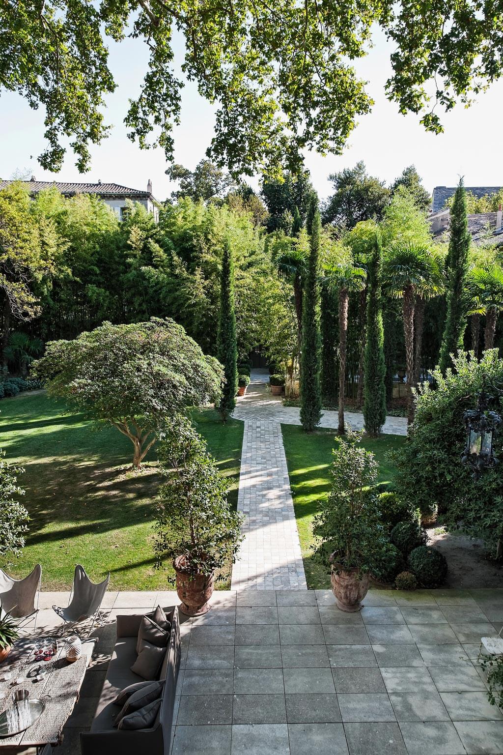 Cypress magic. Beautiful French country garden inspiration from a luxurious property in the South of France. Breathtaking 19th century restored French chateau with largest private garden in Avignon. Avignon Hôtel Particulier. Photo: Haven In.