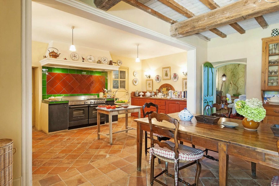 Rustic and elegant: Provençal home, European farmhouse, French farmhouse, and French country design inspiration from Château Mireille. Photo: Haven In. South of France 18th century Provence Villa luxury vacation rental near St-Rémy-de-Provence.