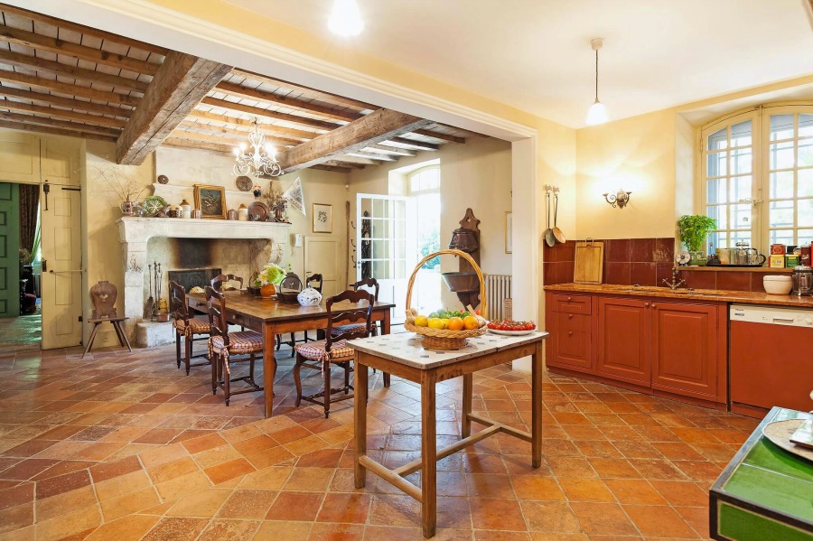 Rustic and elegant: Provençal home, European farmhouse, French farmhouse, and French country design inspiration from Château Mireille. Photo: Haven In. South of France 18th century Provence Villa luxury vacation rental near St-Rémy-de-Provence.