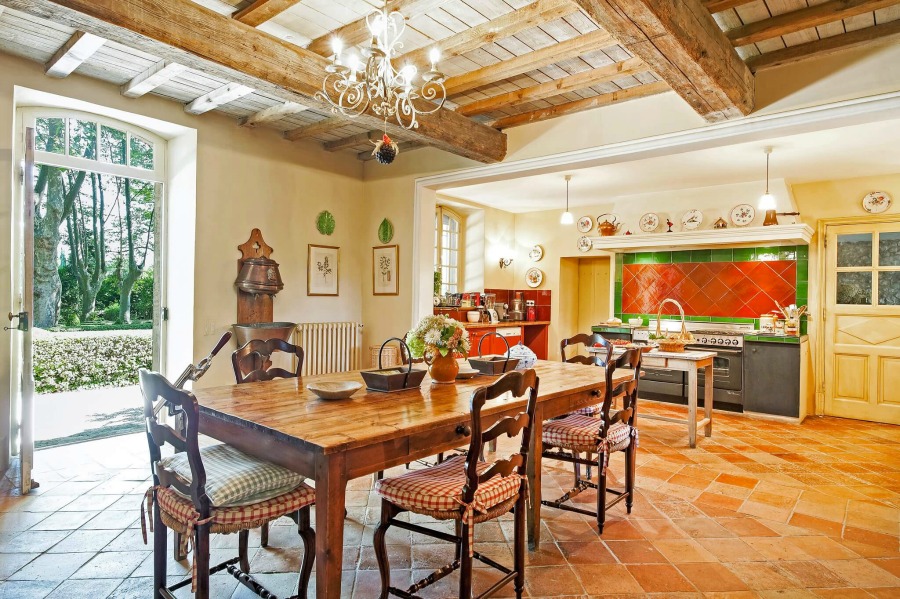 Rustic and elegant: Provençal home, European farmhouse, French farmhouse, and French country design inspiration from Château Mireille. Photo: Haven In. South of France 18th century Provence Villa luxury vacation rental near St-Rémy-de-Provence.