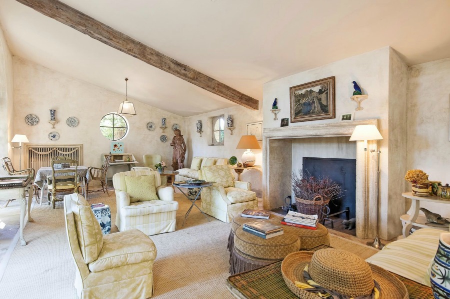 French country living room. Rustic and elegant: Provençal home, European farmhouse, French farmhouse, and French country design inspiration from Chateau Mireille. Photo: Haven In. South of France 18th century Provence Villa luxury vacation rental near St-Rémy-de-Provence.