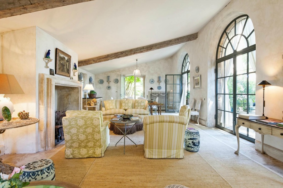 French country living room. Rustic and elegant: Provençal home, European farmhouse, French farmhouse, and French country design inspiration from Chateau Mireille. Photo: Haven In. South of France 18th century Provence Villa luxury vacation rental near St-Rémy-de-Provence.