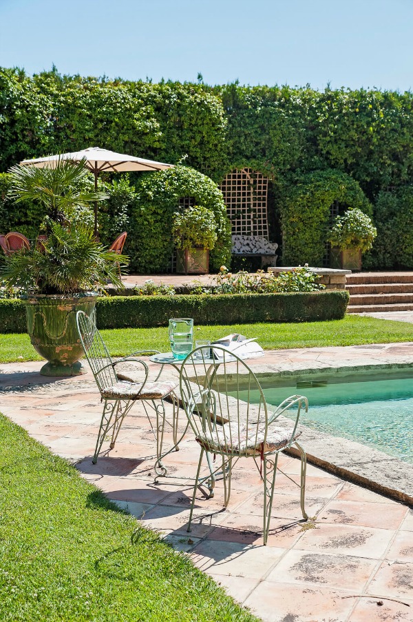 Rustic and elegant: Provençal home, European farmhouse, French farmhouse, and French country design inspiration from Château Mireille. Photo: Haven In. South of France 18th century Provence Villa luxury vacation rental near St-Rémy-de-Provence.