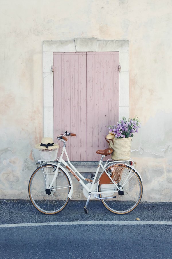 French Weekend Basket - what a lovely example of French farmhouse bliss and the joy of French country decorating...come tour a little more, s'il vous plait!