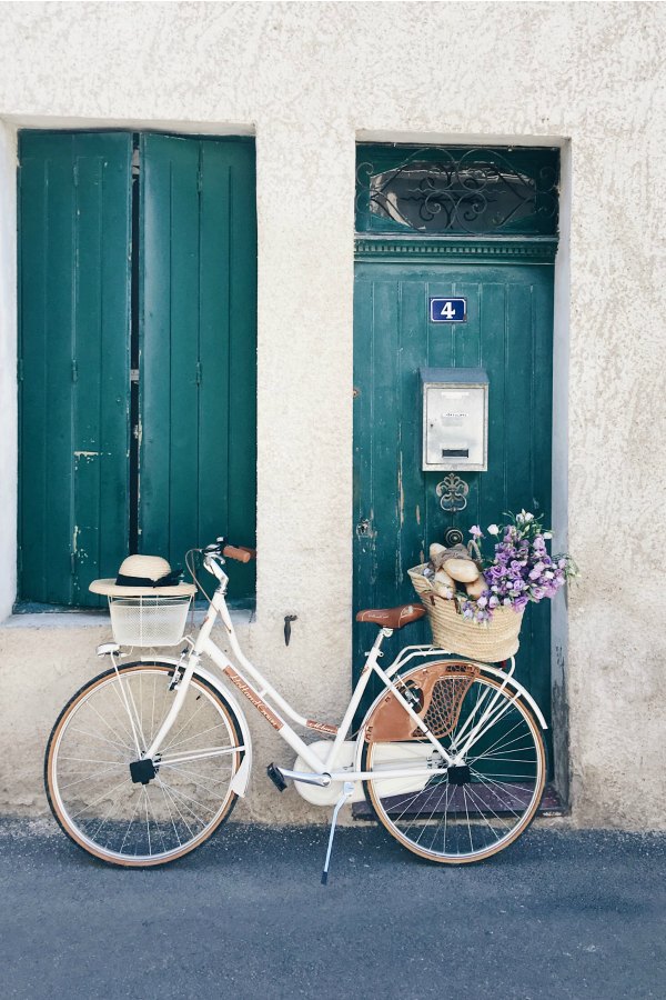 Provence inspiration with a vintage style bicycle and French market basket filled with blooms and baguettes! Vivi et Margot.