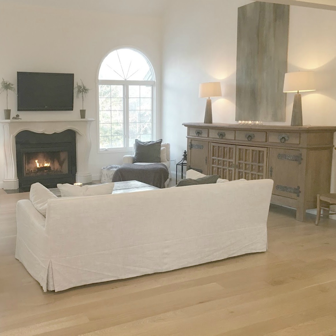 Rustic Decor: My Belgian Style Living Room. Interior Design: Hello Lovely Studio. #hellolovelystudio #belgianlinen #livingroom #interiordesign #europeancountry #rusticdecor #whiteoak #benjaminmoorewhite