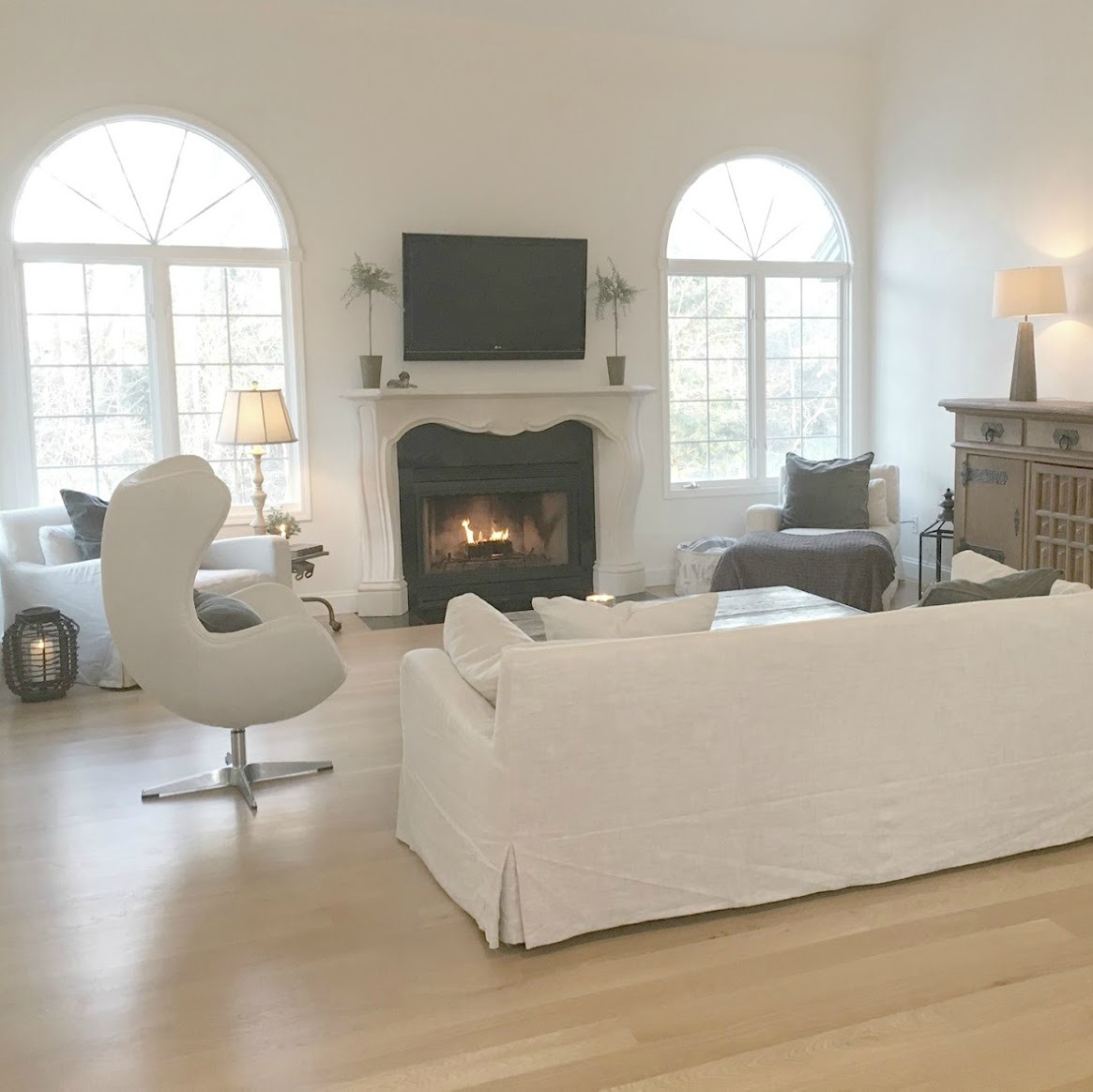 Rustic Decor: My Belgian Style Living Room. Interior Design: Hello Lovely Studio. #hellolovelystudio #belgianlinen #livingroom #interiordesign #europeancountry #rusticdecor #whiteoak #benjaminmoorewhite