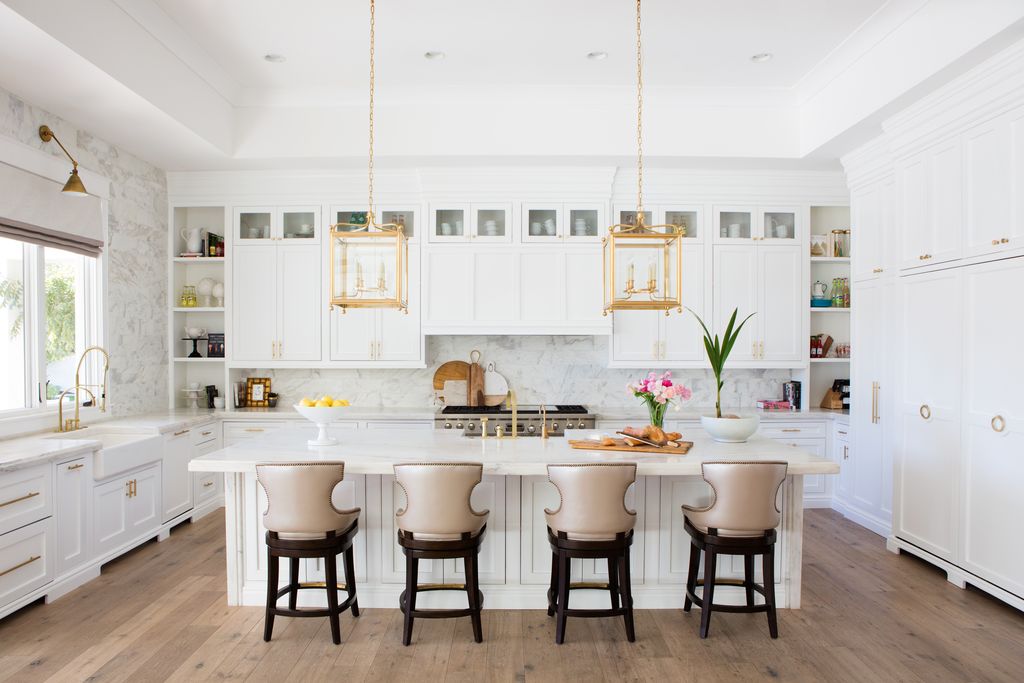 Luxurious white kitchen with brass lantern pendants over island. Modern Chic Home in the Southwest. E&A Builders. Pinnacle Conceptions. Jaimee Rose Interiors. #modern #French #housedesign #luxuryhome