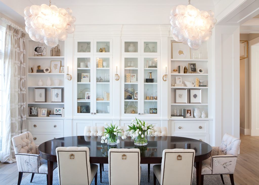 White dining room with builtins. Modern Chic Home in the Southwest. E&A Builders. Pinnacle Conceptions. Jaimee Rose Interiors. #modern #French #housedesign #luxuryhome