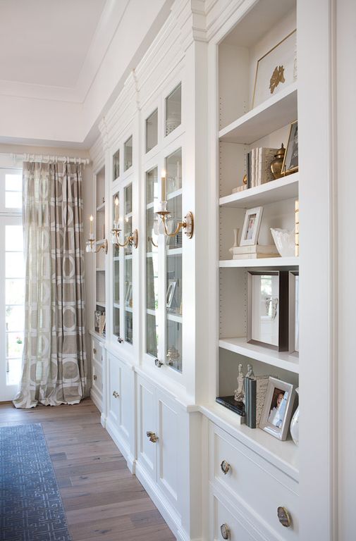 White built-ins in a dining room. Modern Chic Home in the Southwest. E&A Builders. Pinnacle Conceptions. Jaimee Rose Interiors. #modern #French #housedesign #luxuryhome