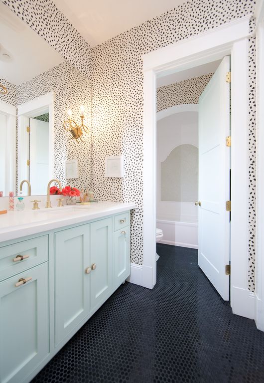 Chic bathroom with black and whtie. Modern Chic Home in the Southwest. E&A Builders. Pinnacle Conceptions. Jaimee Rose Interiors. #modern #French #housedesign #luxuryhome