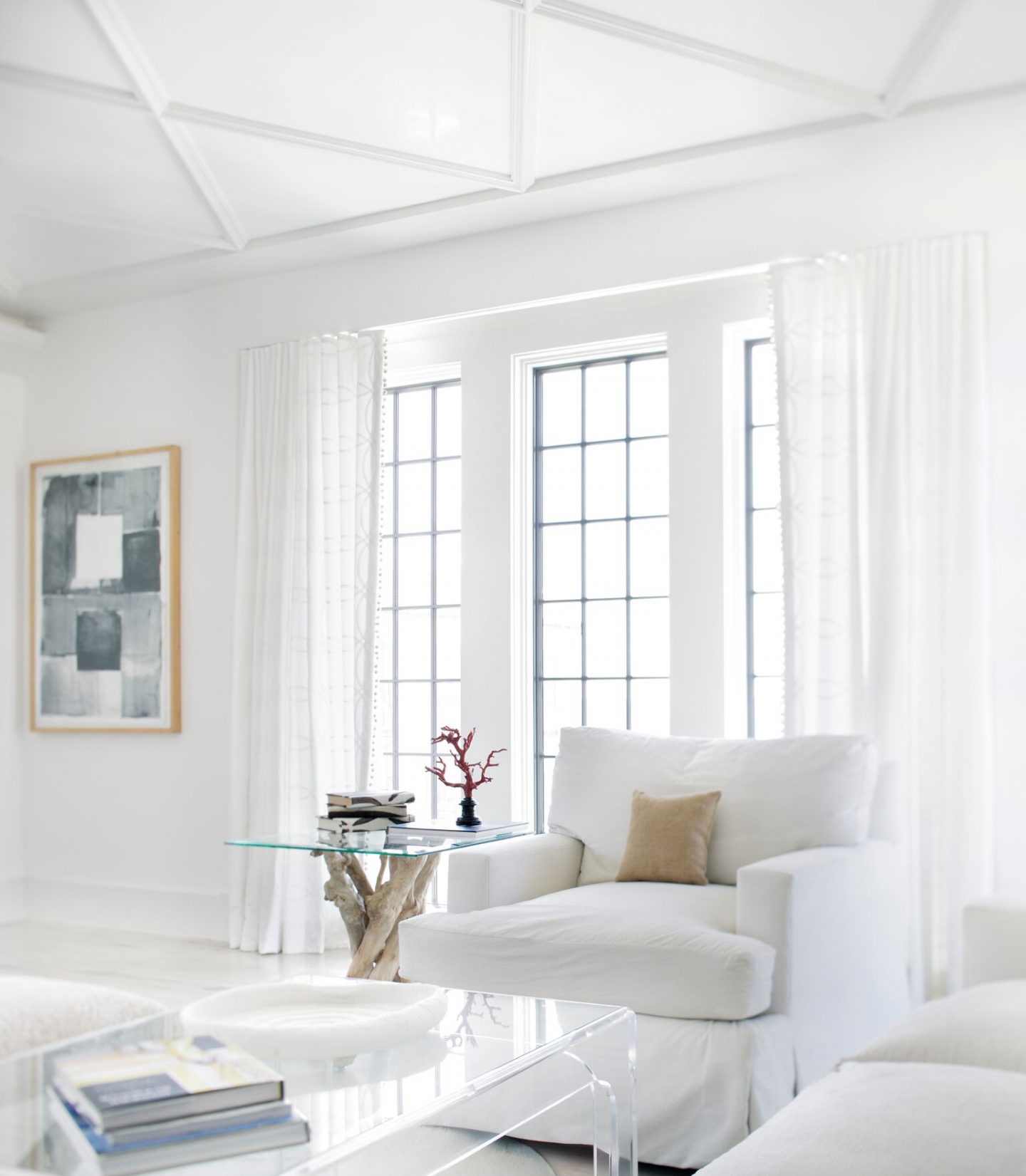All white living room. Stunning interior design and Timeless Architecture Inspiration: Jeffrey Dungan. Photo: William Abranowicz. #classicdesign #traditional #architecture #jeffreydungan #sophisticateddesign #architect