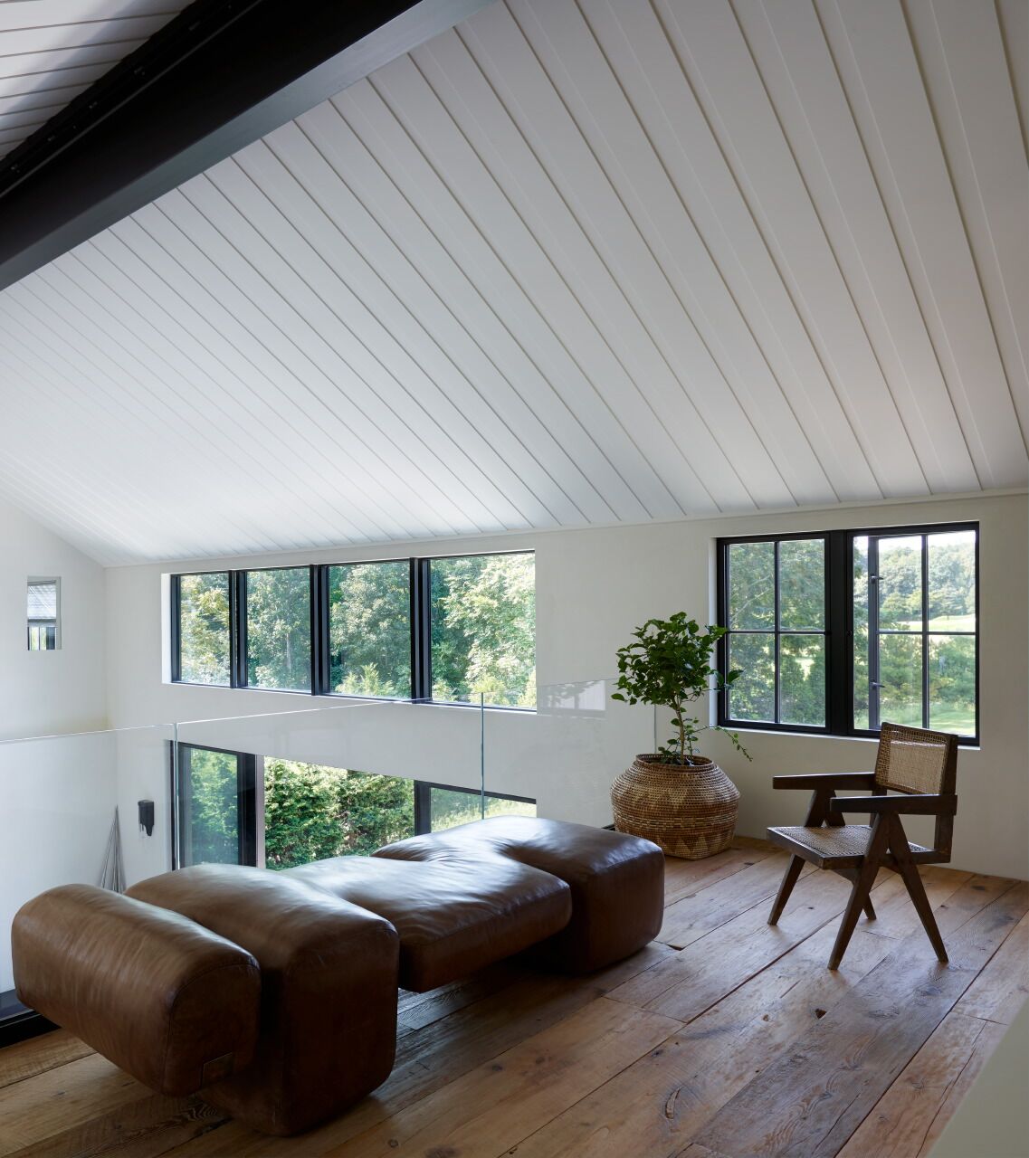 Rustic decor, luxurious interior design, minimal modern luxe, and Rustic Refined Interior Design reign in this room by Michael Del Piero. #rusticmodern #modernrustic #interiordesign #luxuryminimalism #minimalmodern #modernancient #sophisticateddecor #interiordesigner #michaeldelpiero #hamptons