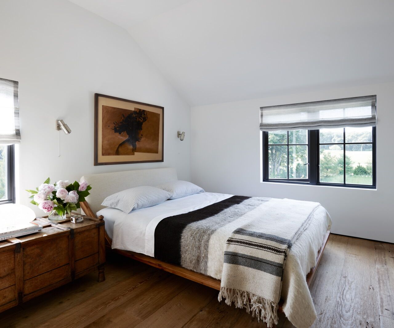 Rustic decor, luxurious interior design, minimal modern luxe, and Rustic Refined Interior Design reign in this room by Michael Del Piero. #rusticmodern #modernrustic #interiordesign #luxuryminimalism #minimalmodern #modernancient #sophisticateddecor #interiordesigner #michaeldelpiero #hamptons