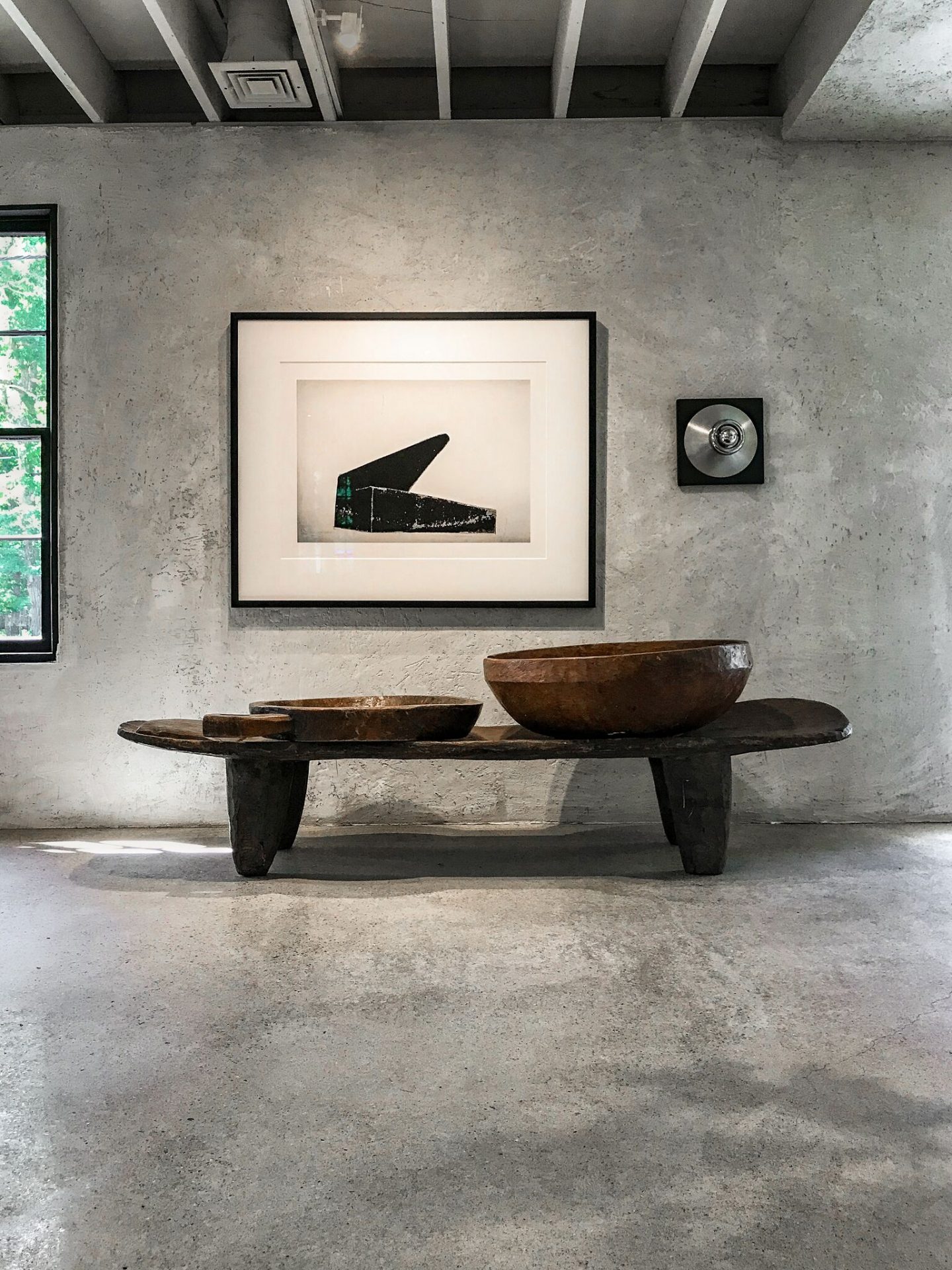 Rustic decor, luxurious interior design, minimal modern luxe, and Rustic Refined Interior Design reign in this room by Michael Del Piero. #rusticmodern #modernrustic #interiordesign #luxuryminimalism #minimalmodern #modernancient #sophisticateddecor #interiordesigner #michaeldelpiero #hamptons