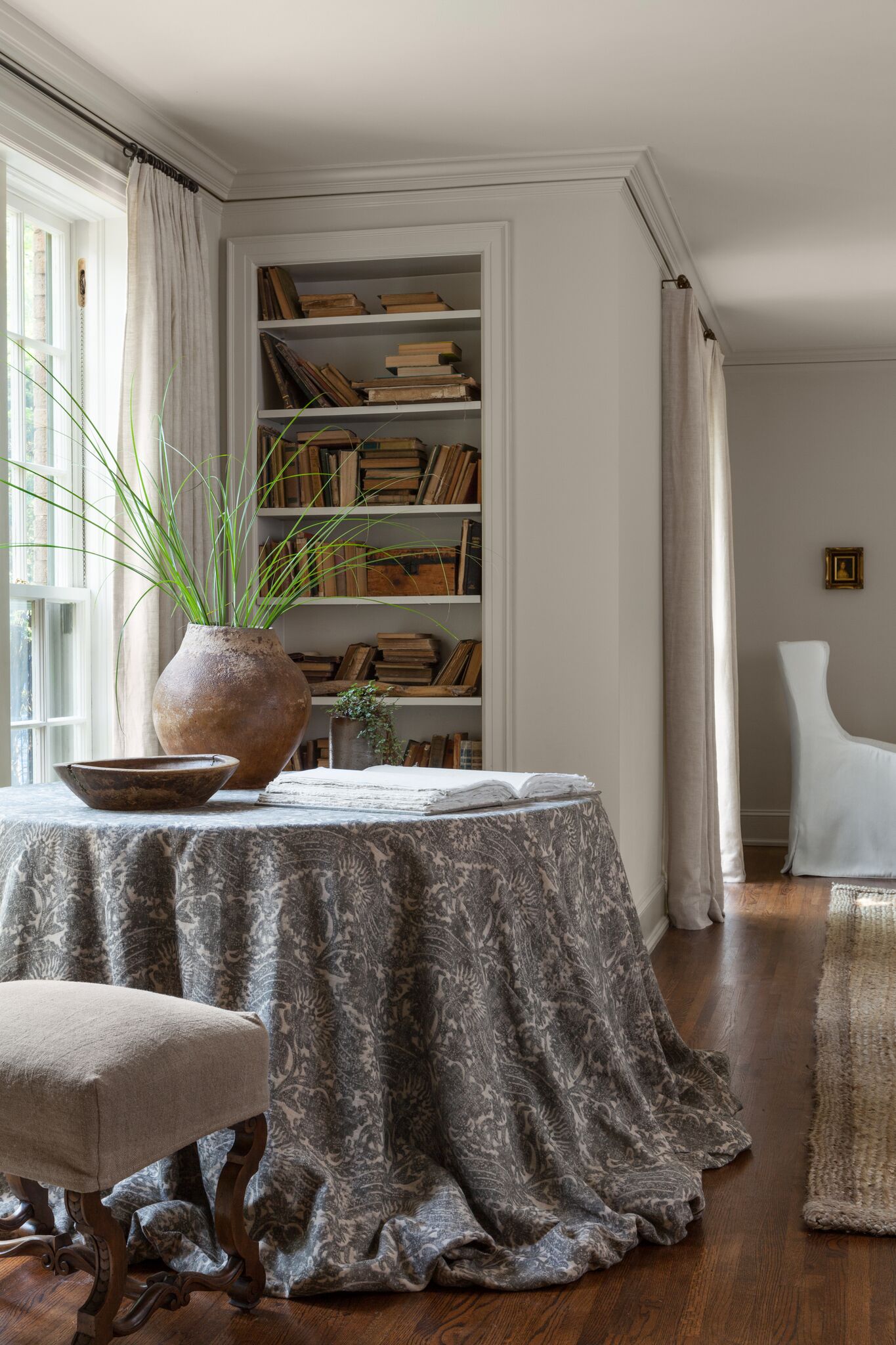 Refined, rustic, sophisticated, and serene - the unique interior design in this Chicago home by Michael Del Piero resonates with sophistication and calm. #interiordesign #michaeldelpiero #rusticluxe #roughluxe #modernrustic #luxurydecor #chicagohome