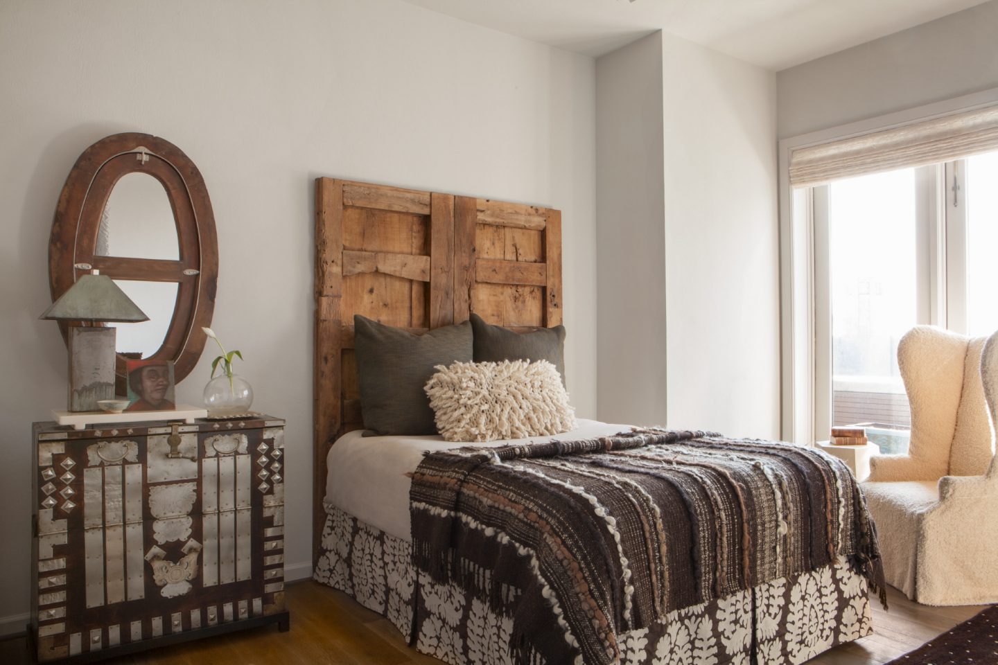 Refined, rustic, sophisticated, and serene - the unique interior design in this Chicago home by Michael Del Piero resonates with sophistication and calm. #interiordesign #michaeldelpiero #rusticluxe #roughluxe #modernrustic #luxurydecor #chicagohome