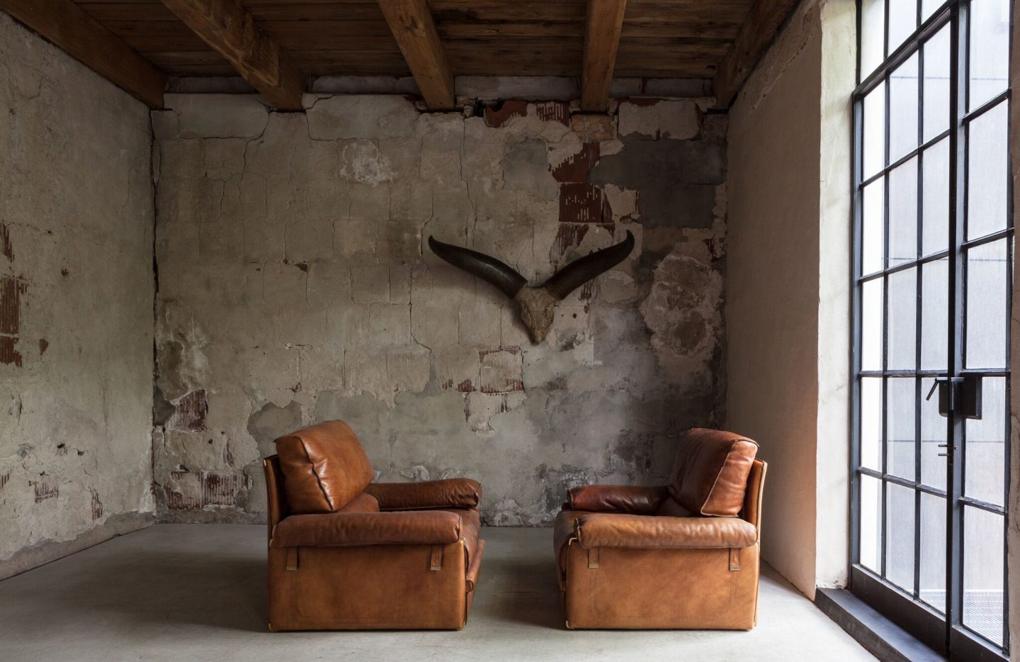 Refined, rustic, sophisticated, and serene - the unique interior design in this Chicago home by Michael Del Piero resonates with sophistication and calm. #interiordesign #michaeldelpiero #rusticluxe #roughluxe #modernrustic #luxurydecor #chicagohome