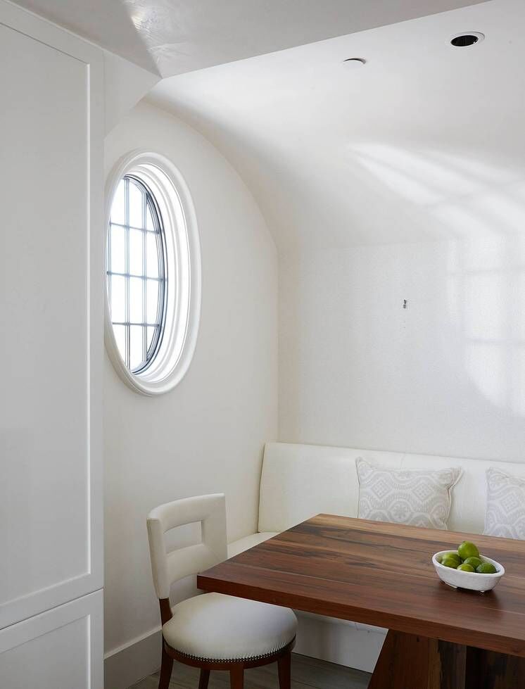 Built in banquette and oval window. Stunning interior design and Timeless Architecture Inspiration: Jeffrey Dungan. Photo: William Abranowicz. #classicdesign #traditional #architecture #jeffreydungan #sophisticateddesign #architect