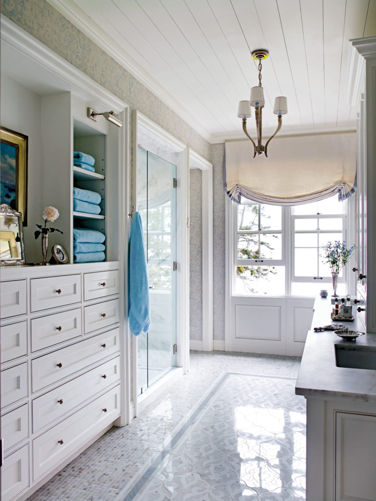 Suzanne Kasler designed elegant bathroom in Sophisticated Simplicity (Rizzoli, 2018). #elegantbathroom #bathroomdesign