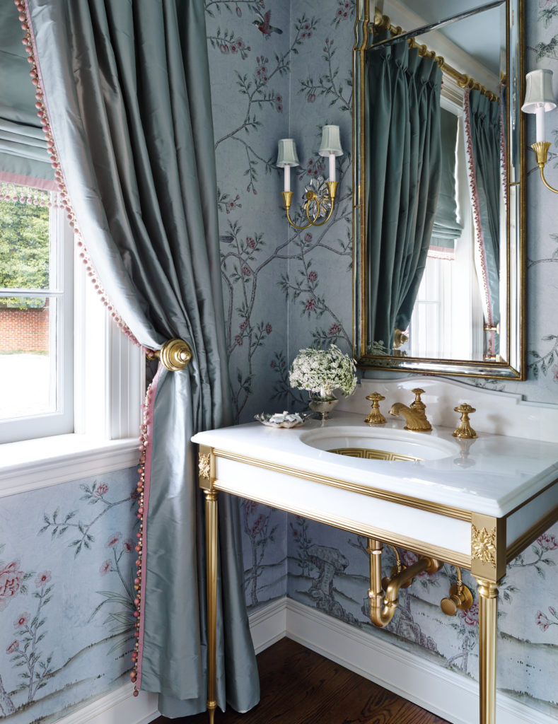 Elegant and breathtaking blue bathroom by Suzanne Kasler in SOPHISTICATED SIMPLICITY (Rizzoli, 2018). #luxuriousbathroom #frenchbathroom