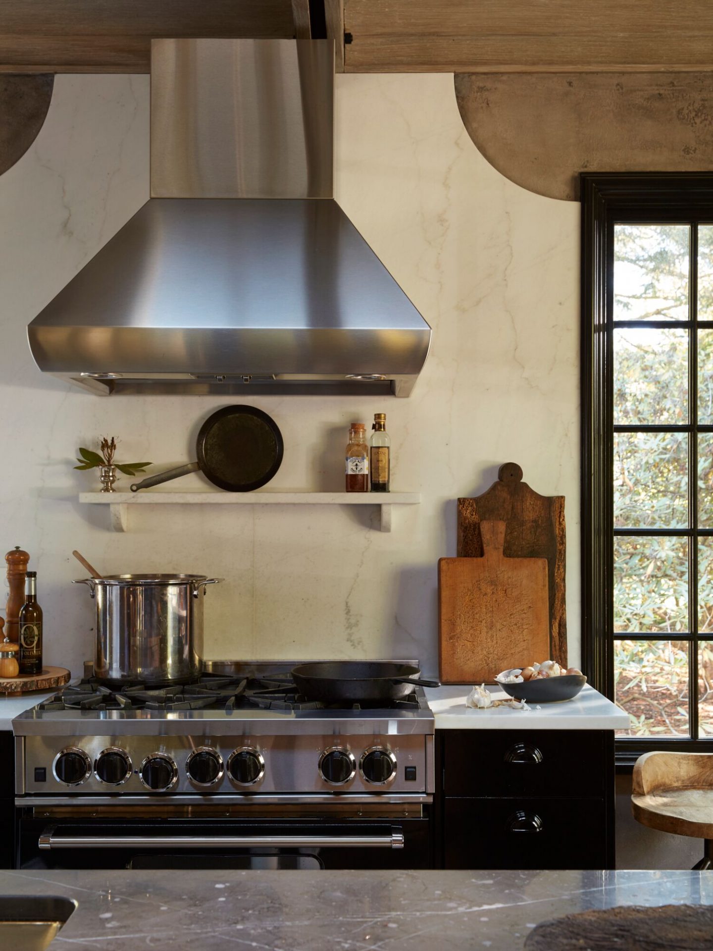 Luxury kitchen. Classic and timeless interior design by Patrick Sutton. #patricksutton #interiordesign #luxury #timelessdesign