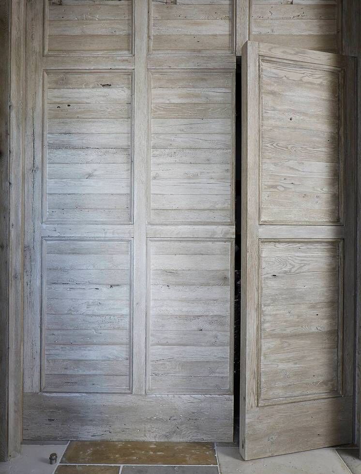 Rustic wood door. Stunning interior design and Timeless Architecture Inspiration: Jeffrey Dungan. Photo: William Abranowicz. #classicdesign #traditional #architecture #jeffreydungan #sophisticateddesign #architect