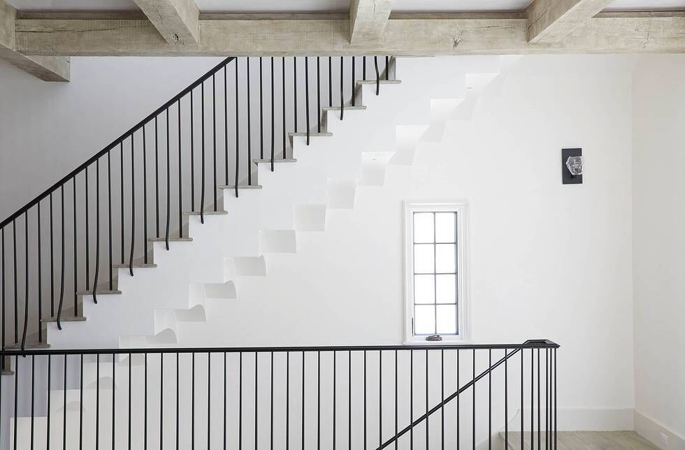 Architecturally magnificent staircase. Stunning interior design and Timeless Architecture Inspiration: Jeffrey Dungan. Photo: William Abranowicz. #classicdesign #traditional #architecture #jeffreydungan #sophisticateddesign #architect