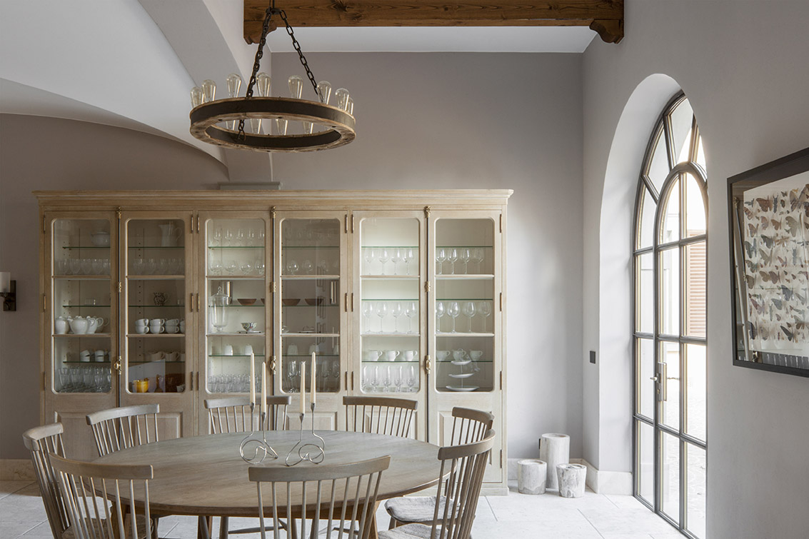 Dining area of luxurious bespoke kitchen by Artichoke in Tuscany.