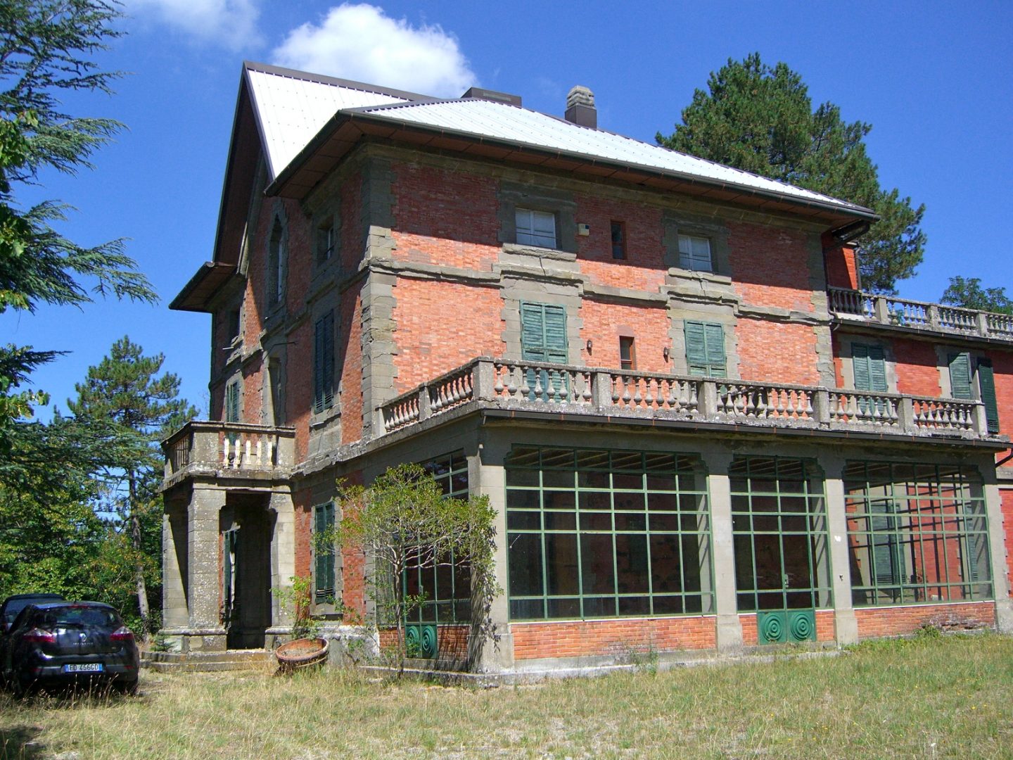 before - a Tuscan villa renovated by Artichoke.