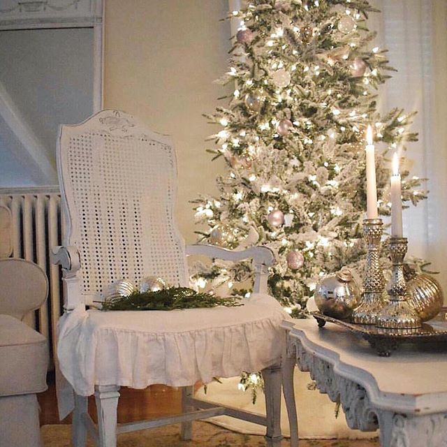 French farmhouse Christmas decor with white on white. Corner French Cottage. #christmasdecor #white #french #shabbychic