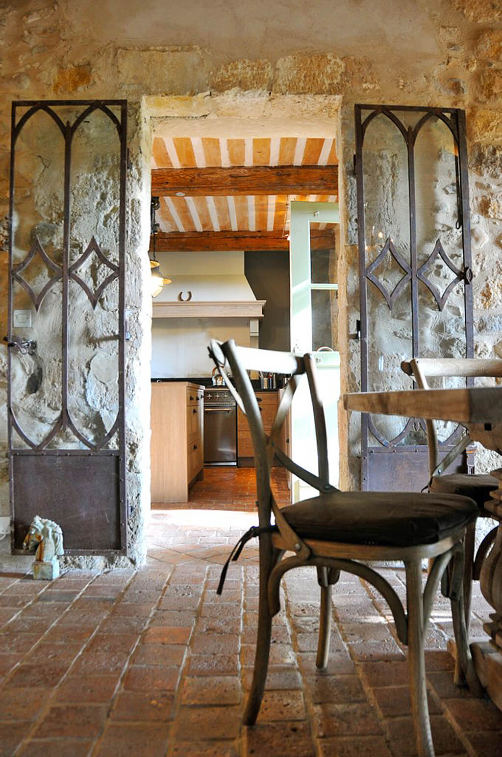 Come discover French Old World Design Inspiration: 18th Century Provençal Bastide + Paint Color Ideas! #frenchcountry #oldworld #interiordesign #provence