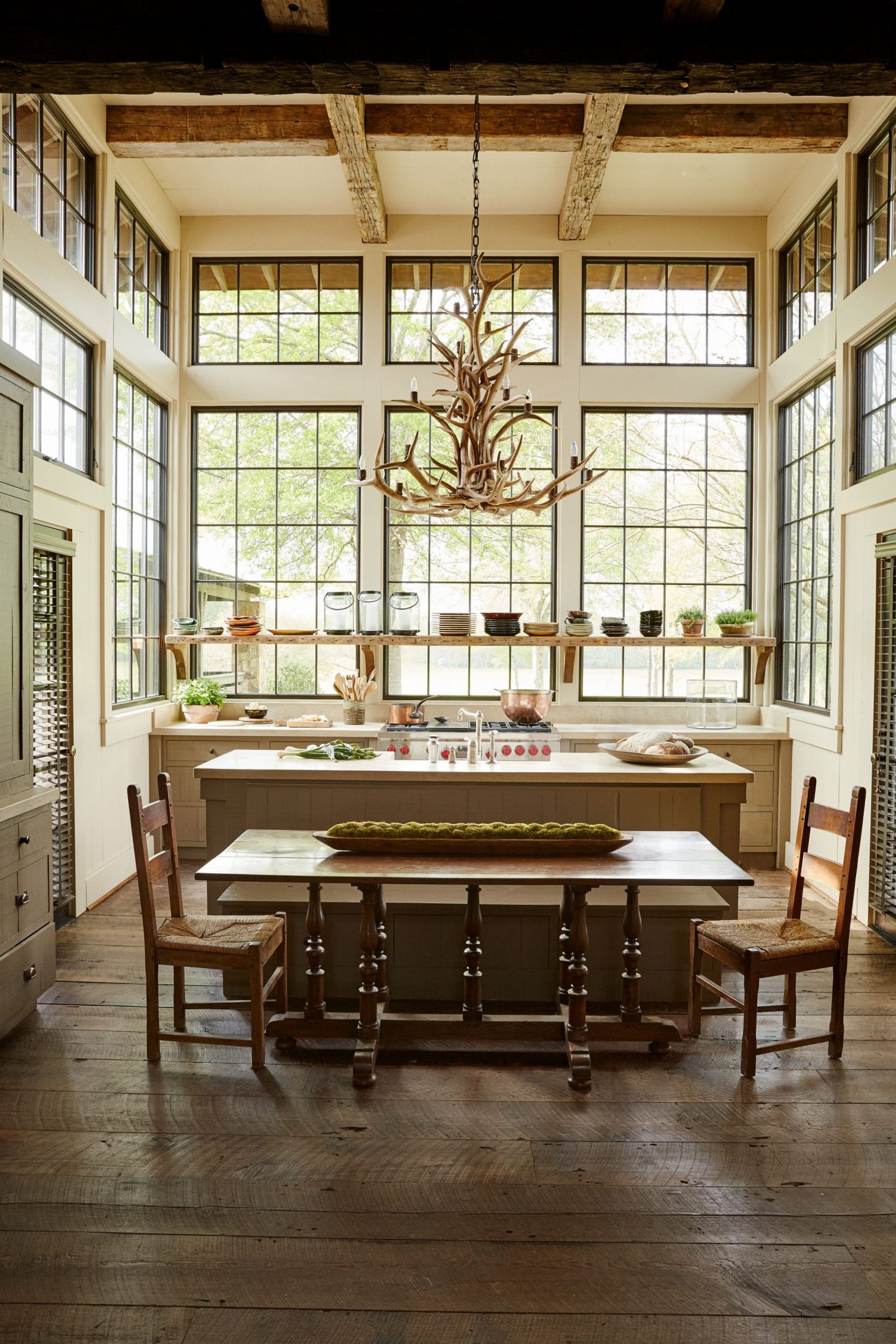 Jeffrey Dungan architecture in a glorious kitchen (photo by William Abranocicz).