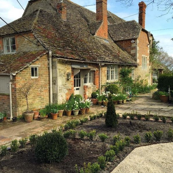 Charming storybook English country house in Wiltshire. The Beach Studios. Atlanta Bartlett & Dave Coote. #englishcountry #houseexterior #wiltshire #fairytale #storybook