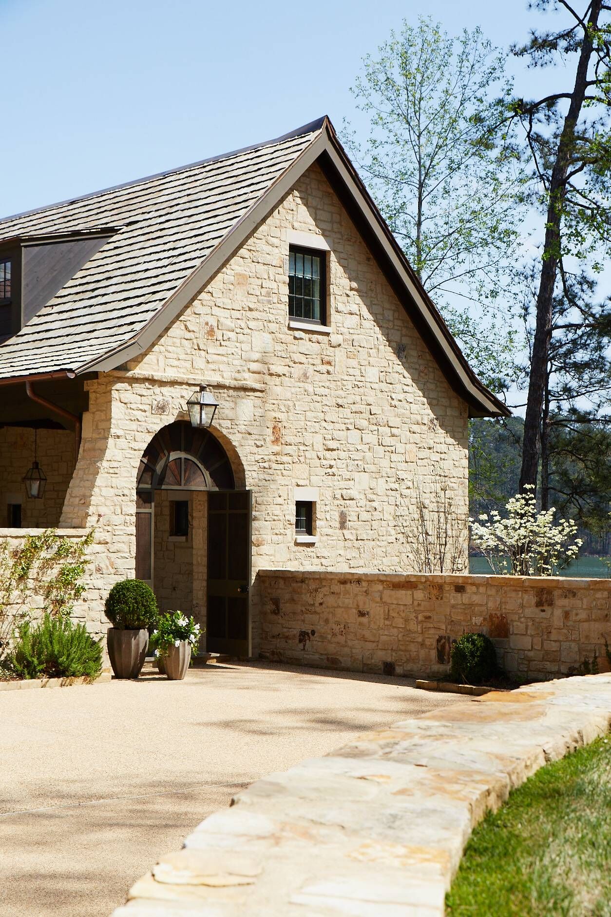 Handsome interior design inspiration from some of my favorite classic architects and designers of luxurious traditional homes and spaces. #traditionaldecor #interiordesign #classicdesign #classicarchitecture #homeideas #interiordesignideas #jeffreydungan #luxuryhomes